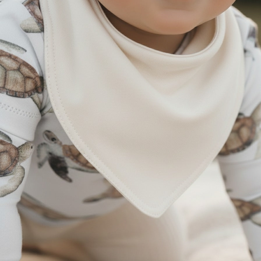 bandana_babador_bebe_algodao_premium_liso_off_white_forro_atoalhado