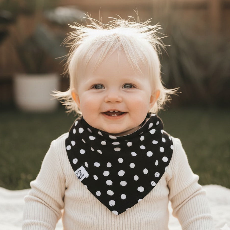 bandana_babeiro_babador_bebe_poa_classico_fundo_preto_crianca_vestindo