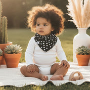 bandana_babeiro_babador_bebe_poa_classico_fundo_preto_crianca_vestindo