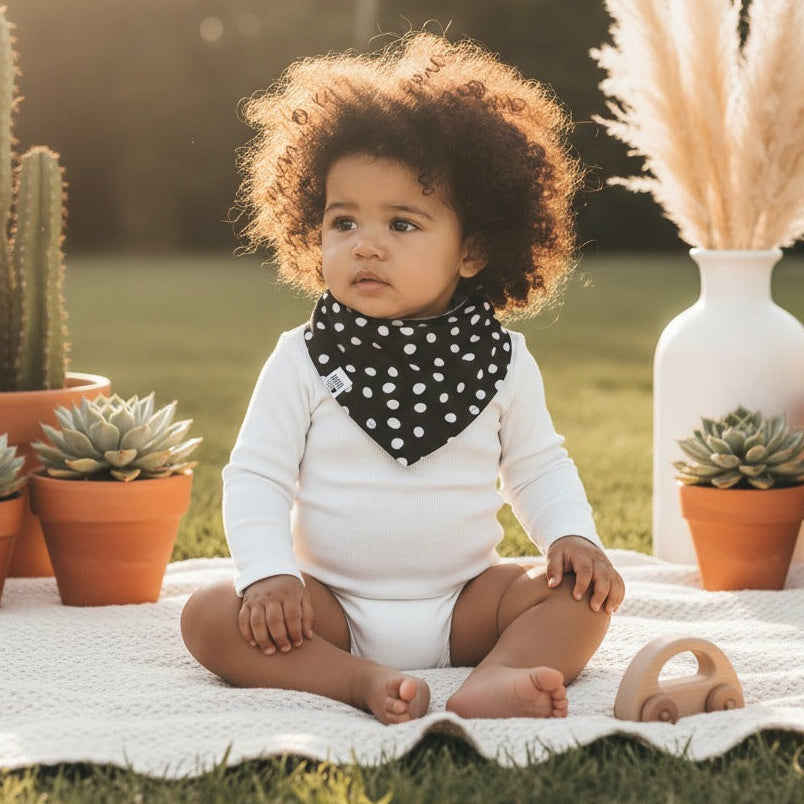 bandana_babeiro_babador_bebe_poa_classico_fundo_preto_crianca_vestindo