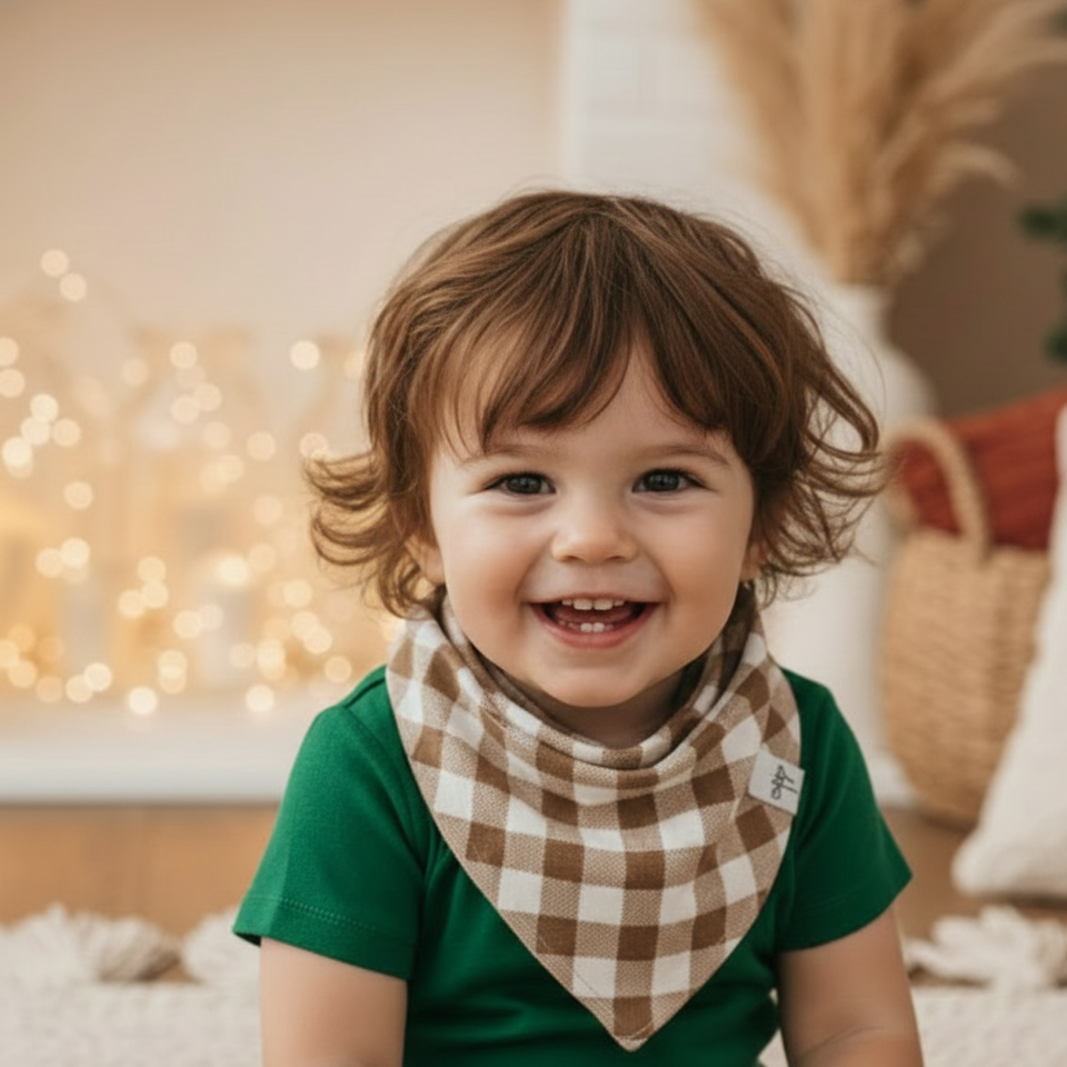 bandana_bebe_babador_babeiro_forro_atoalhado_ajustavel_means_love_baby_estampa_exclusiva_vichy_marrom_classico