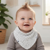 bandana_bebe_estampa_exclusiva_means_love_baby_com_forro_atolahado_e_regulagem_at_2_anos_estamps_exclusiva_DOTS