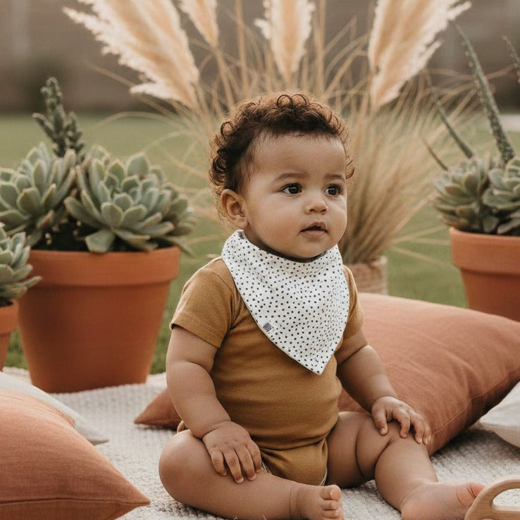 bandana_bebe_estampa_exclusiva_means_love_baby_com_forro_atolahado_e_regulagem_at_2_anos_estamps_exclusiva_DOTS2