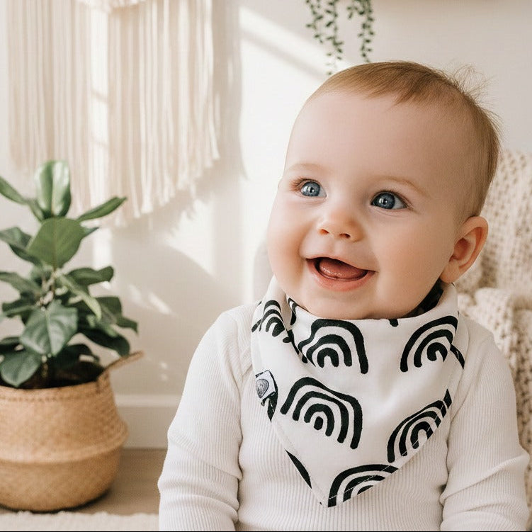 bandana_bebe_estampa_exclusiva_means_love_baby_com_forro_atolahado_e_regulagem_at_2_anos_estamps_exclusiva_arco_iris_boho_desenhado_a_mao com bebe vestindo