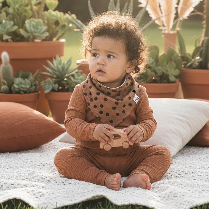 bandana_bebe_estampa_exclusiva_means_love_baby_com_forro_atolahado_e_regulagem_at_2_anos_estamps_exclusiva_gattopardo poa preto fundo marrom