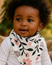 Bandana Babador Bebê Menina – Algodão Stretch Estampado Premium | Floral Vintage Tons de Preto