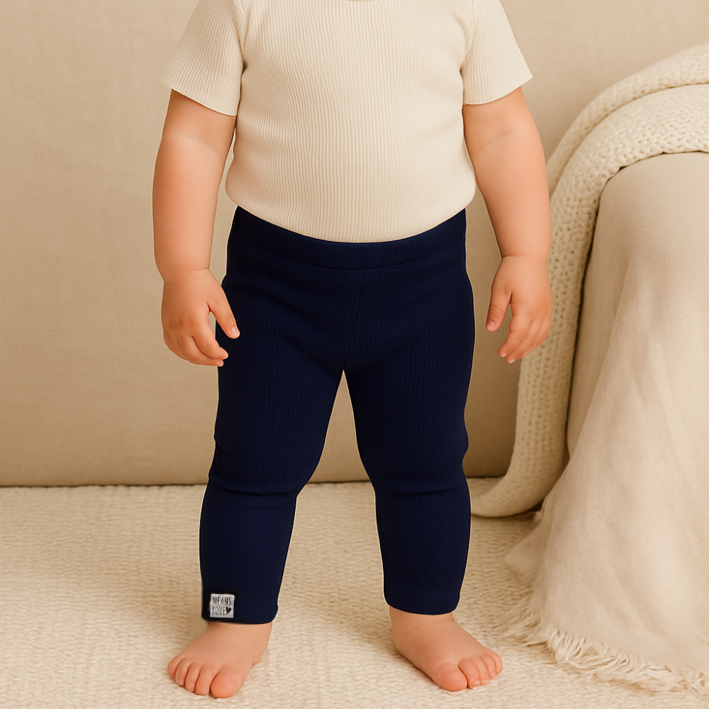 bebe usando calca legging azul marinho canelada