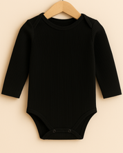 Body de bebê manga longa branco em tecido canelado premium, estilo minimalista e unissex, ideal para conforto diário.