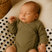 body bebe recem nascido em algodao organico cor lisa oliva natural