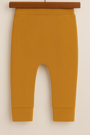 Calça bebê de tecido canelado na cor telha, com cós largo e acabamento confortável sem bolso.