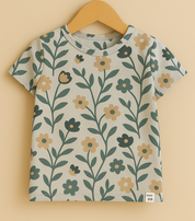 Camiseta de bebê e infantil feminina com estampa floral vintage em tons suaves, manga curta, tecido cotton stretch confortável.