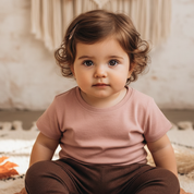camiseta-bebe-infantil-nude-premium-meia-malha com bebe vestindo e calca marrom café means love baby