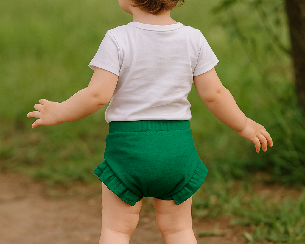 crianca-com-short-plissado-verde-bandeira.png