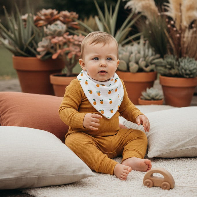 Bandana Babador Bebê Unissex – Algodão Premium Estampa Exclusiva | Mini Laranjinhas Boho