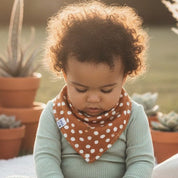 Bandana Babador Bebê Unissex – Algodão Premium Estampa Exclusiva | Caramelo Poá