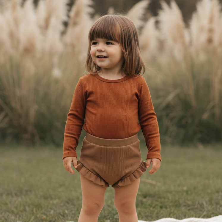 Short Bebê e Infantil Plissado Menina – Algodão Canelado Premium Liso | Marrom Claro