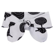 Laço de cabelo infantil regulável em algodão, com estampa exclusiva de árvores boho minimalistas, em tons neutros sobre fundo branco. Acessório sofisticado e confortável para bebês e crianças pequenas.