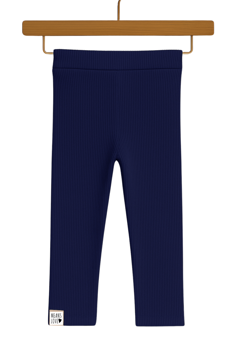 Legging infantil canelada azul marinho em algodão premium, com cós anatômico e modelagem confortável, pendurada em cabide de madeira sobre fundo neutro boho.

