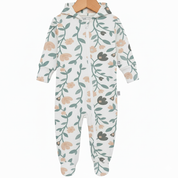 Macacão para bebê recém-nascido com zíper e pezinho, em cotton premium, estampa floral vintage azul, estilo minimalista e sofisticado da Means Love Baby.
