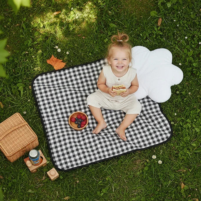 mantinha_cueiro_minimalista_bebe_xadrez_boho_vichy_preto_e_branco_means_love_baby_crianca_no_parque_2048x2048_518fa390-e7ca-45ac-b0fe-4b267b9a07f2.webp