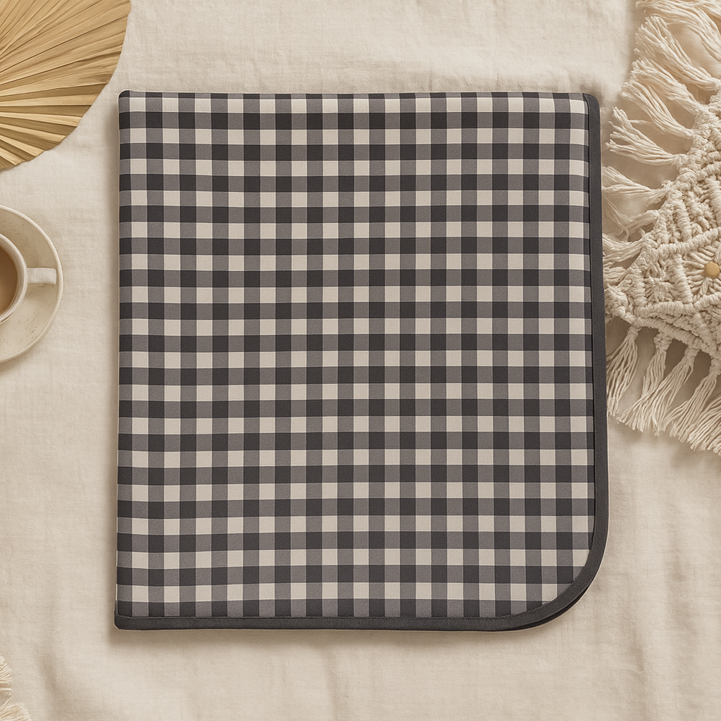 mantinha cueiro minimalista bebe xadrez boho vichy preto e branco means love baby dobrada