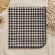 mantinha cueiro minimalista bebe xadrez boho vichy preto e branco means love baby dobrada