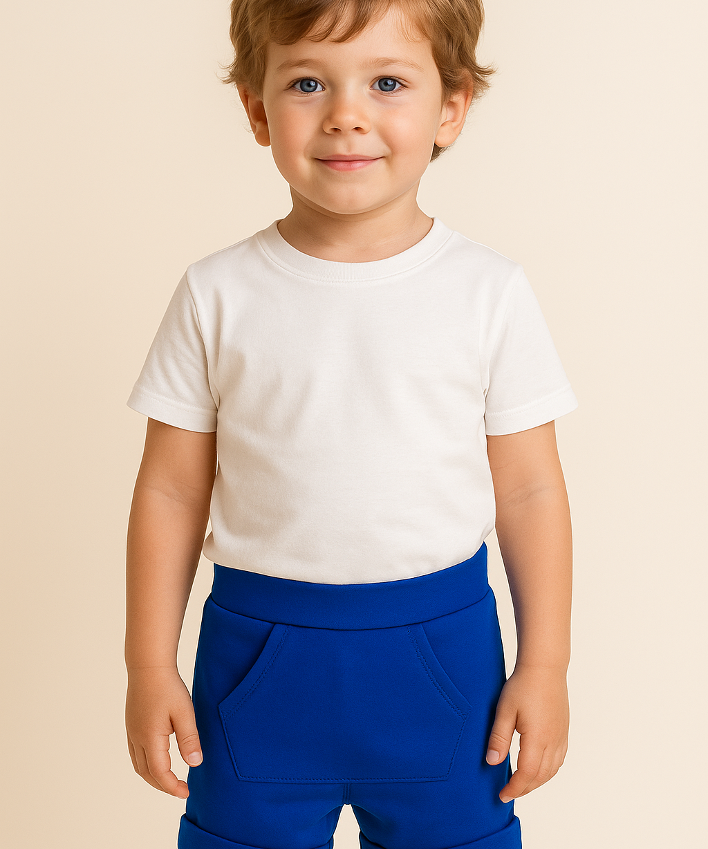 menino-usando-bermuda-azul.png