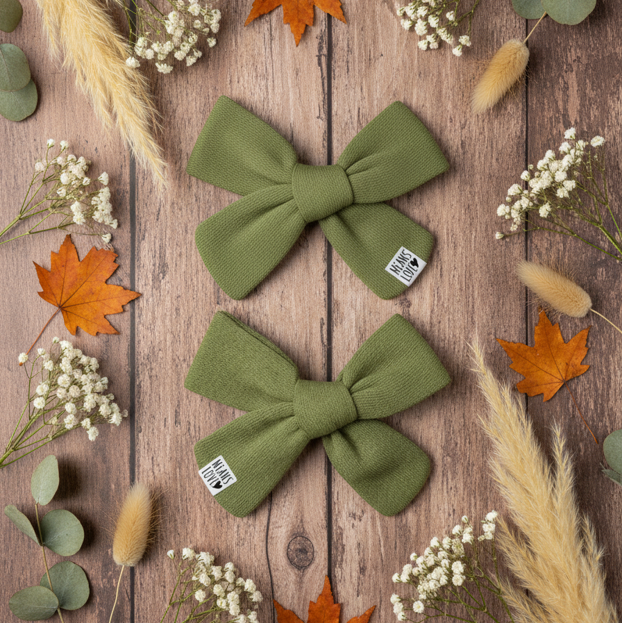 Par de Presilhas de Cabelo Infantil Algodao Canelado  Premium Liso flat lay cor oliva