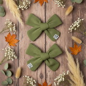 Par de Presilhas de Cabelo Infantil Algodao Canelado  Premium Liso flat lay cor oliva