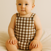 Salopete/Romper Bebê e Infantil Unissex – Cotton Premium Estampa Exclusiva | Xadrez Marrom Clássico