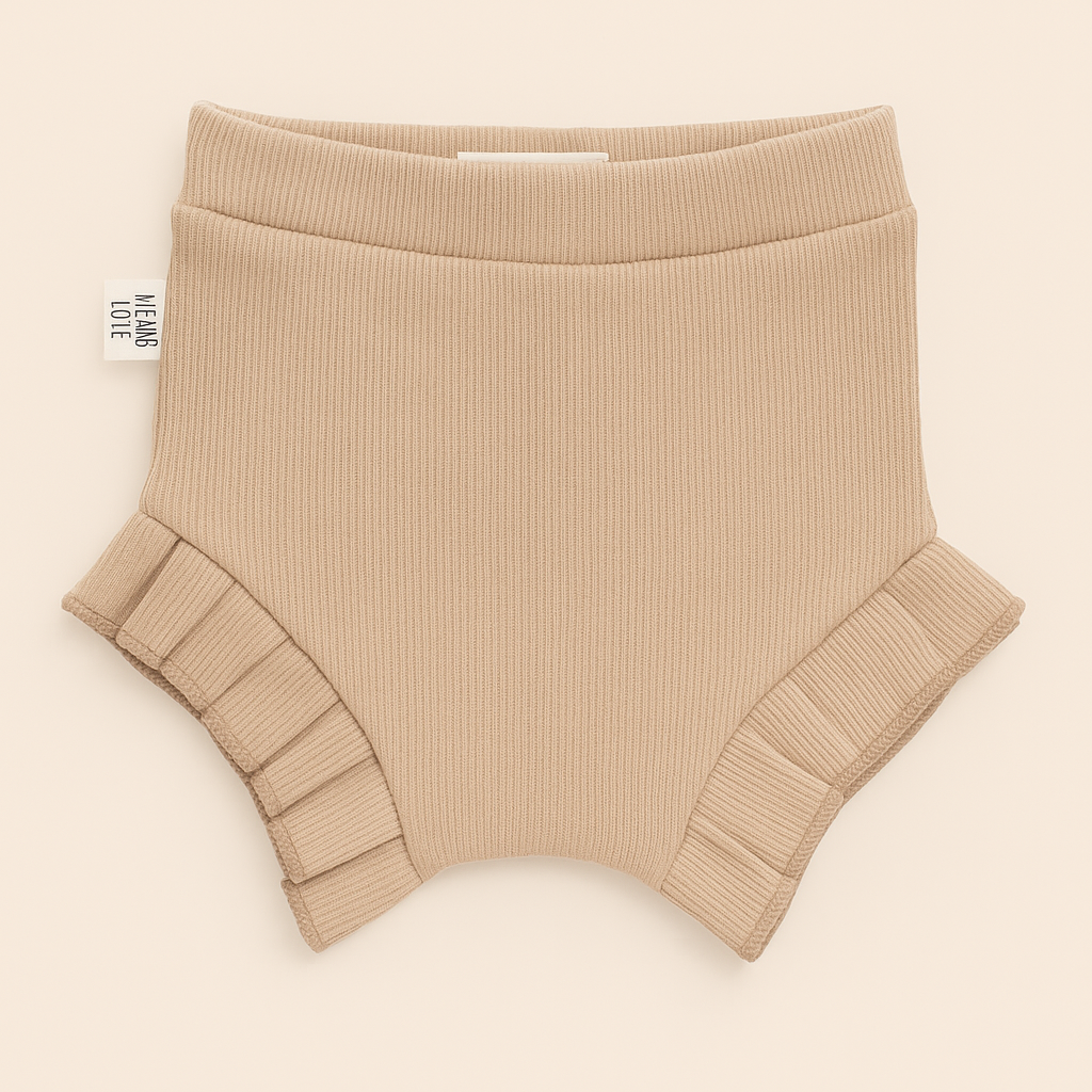 Short bebê e infantil menina em malha canelada premium cor areia com babado lateral – Means Love Baby

