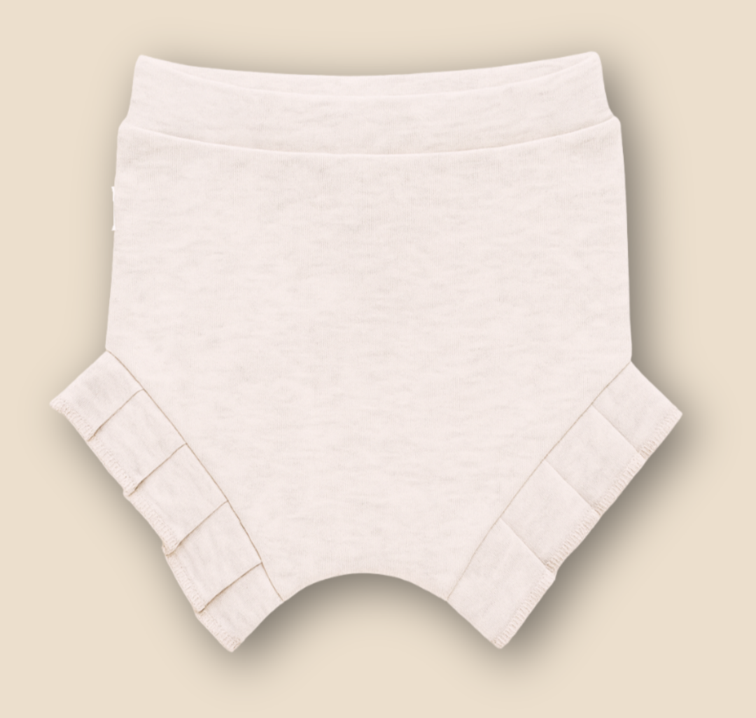 Short plissado para bebê menina cor off white em malha de algodão com babados, ideal para dias ao ar livre

