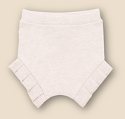 Short plissado para bebê menina cor off white em malha de algodão com babados, ideal para dias ao ar livre

