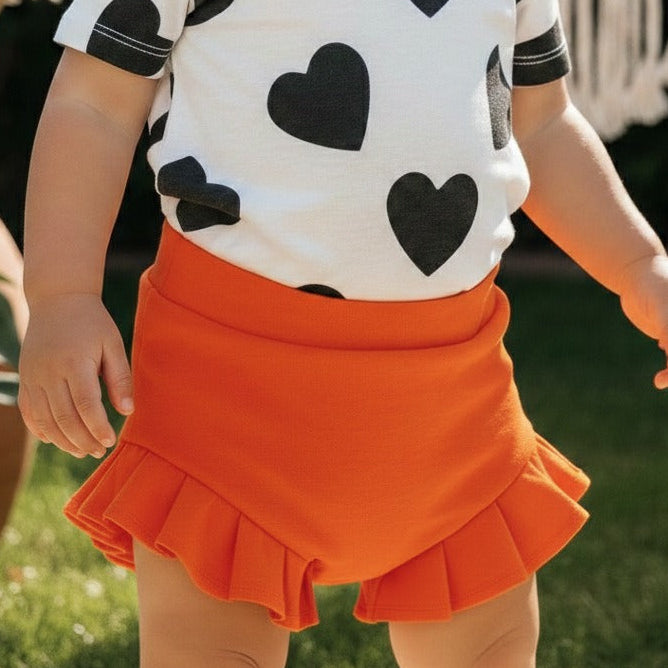 short bebe com babados cor lisa laranja vibrante com babados