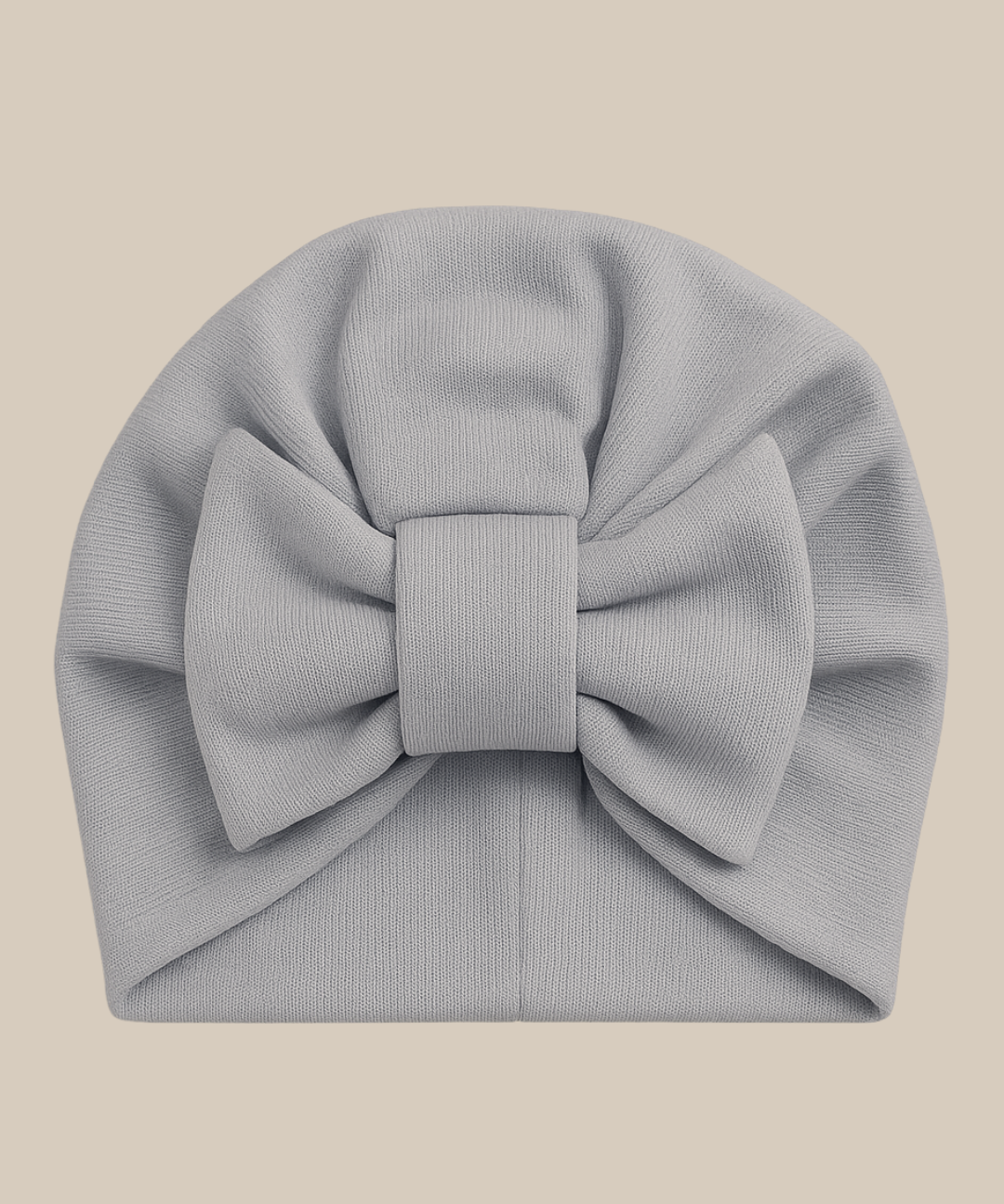 Bebê de 1 ano ao ar livre usando turbante azul serenity com laço, vestindo roupa neutra que combina com o acessório.