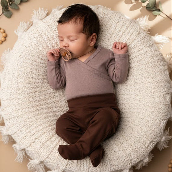 Kit: Body Kimono Algodão Premium Liso Caqui + Calça de Pezinho Algodão Premium Lisa Marrom Café | Recém-Nascido à 3 Meses