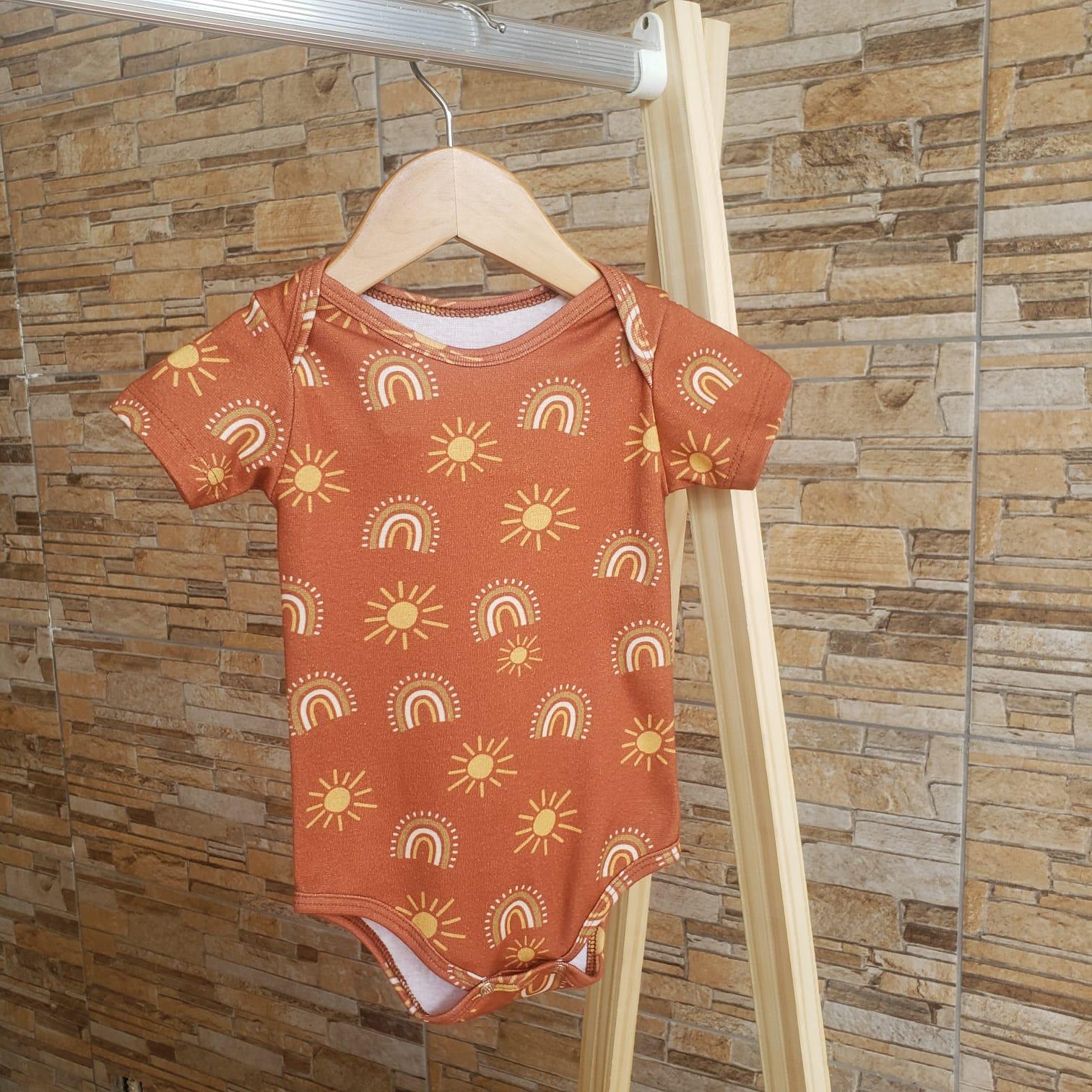 Body Bebê/Infantil Manga Curta Unissex [Algodão Stretch - Estampado] - Sol e Arco-Iris